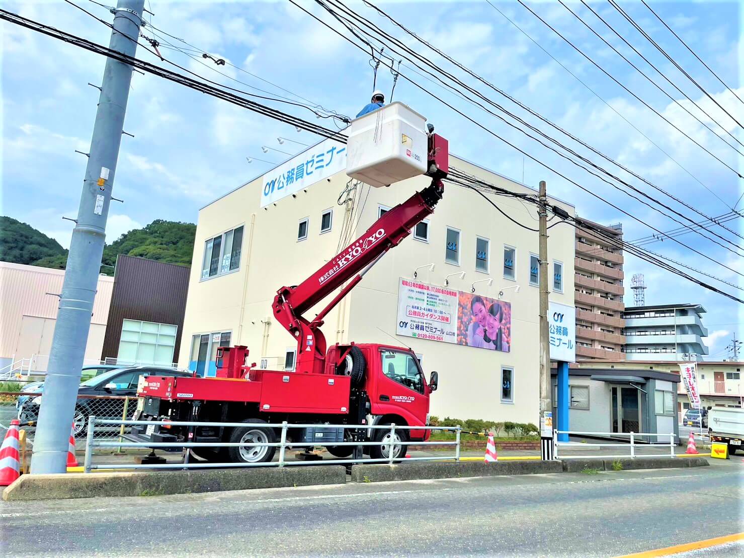 電気工事作業風景