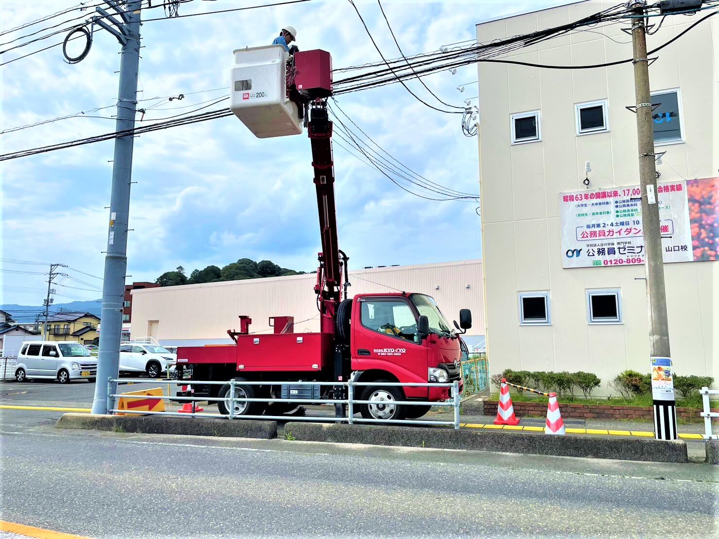電気工事作業風景