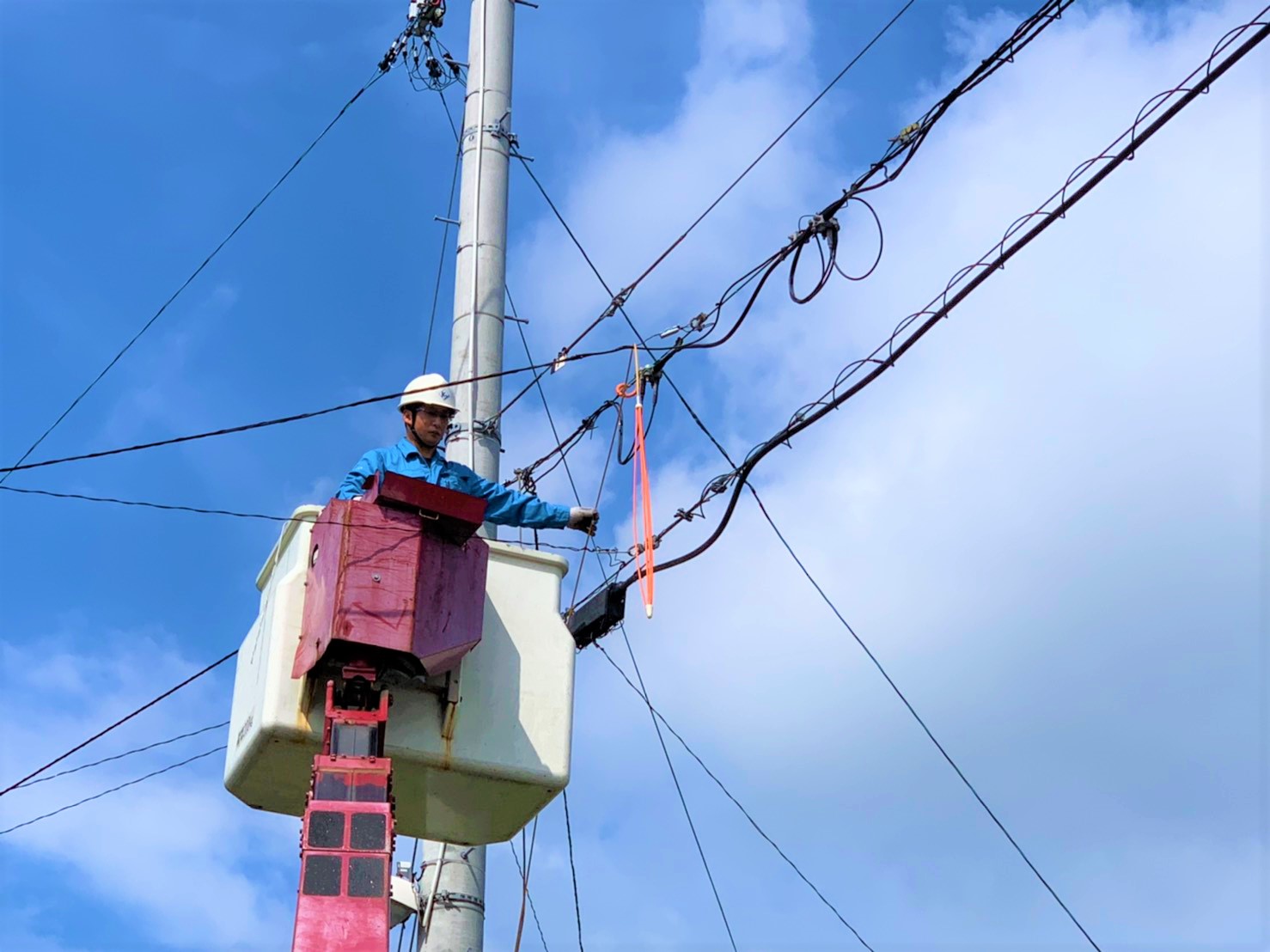 電気工事作業風景